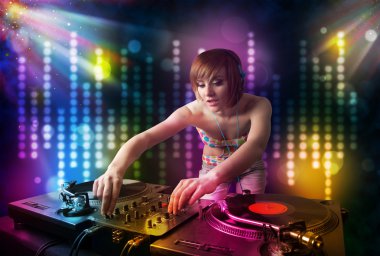 dj kız ışık gösterisi ile bir disko şarkıları çalma