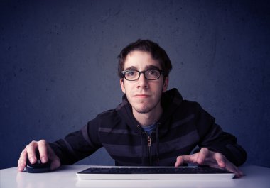 Hacker mavi arkaplanda klavye ile çalışıyor