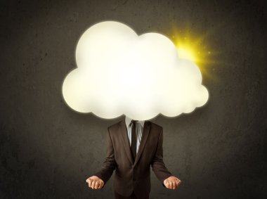 Tişörtlü ve kravatlı genç bir iş adamı.