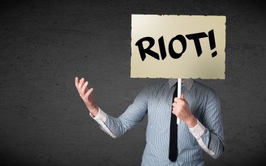 İş adamı protesto işareti tutuyor.