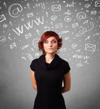 soyut beyaz ortam simgesini karalamalar ile genç ve güzel kız