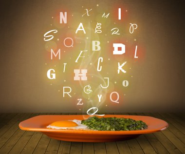 Tahtada renkli harflerle taze aşçı yemeği.