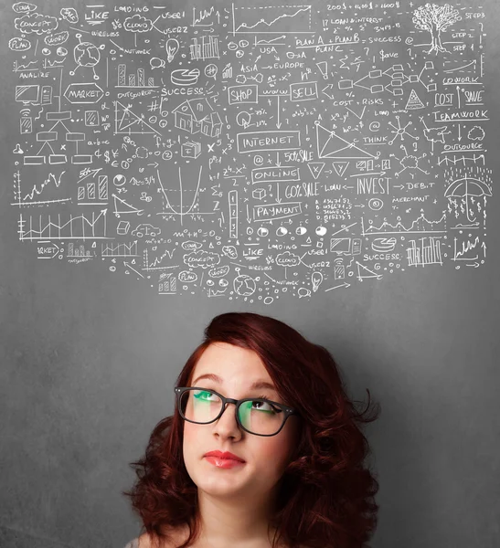 Jonge vrouw met getekende grafieken boven haar hoofd gebaren — Stockfoto