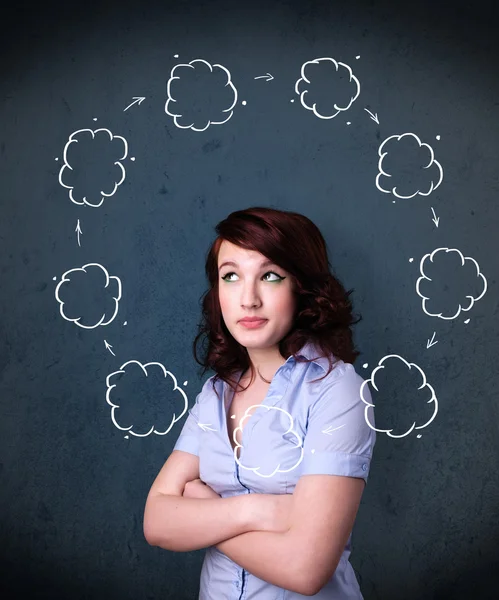 Jeune femme pensant avec la circulation des nuages autour de sa tête — Photo