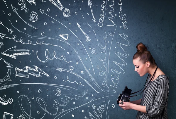 Fotógrafo fotografar imagens enquanto enérgico mão desenhado linhas um — Fotografia de Stock