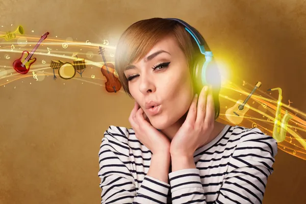 Mujer joven con auriculares escuchando música —  Fotos de Stock