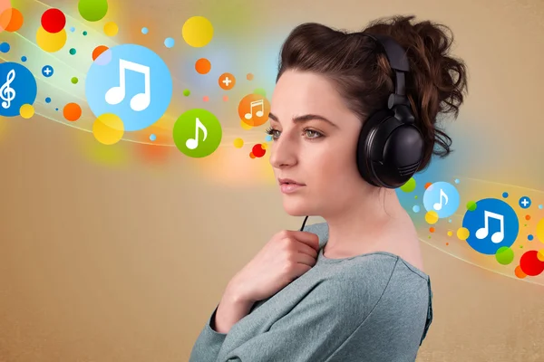 Young woman listening to music with headphones — Stock Photo, Image