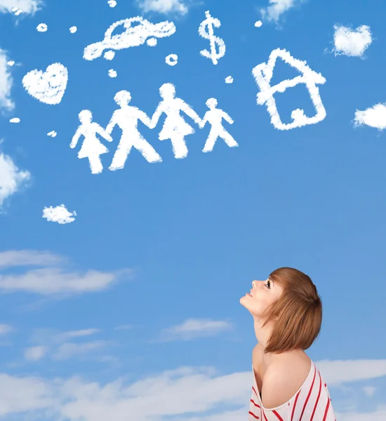 Chica joven soñando despierto con la familia y las nubes del hogar — Foto de Stock