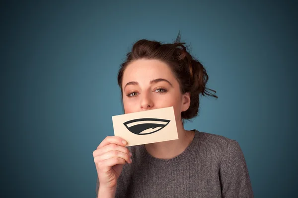 Chica bastante joven sosteniendo la tarjeta blanca con dibujo sonrisa — Foto de Stock