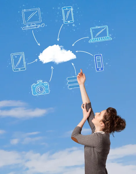 Casual Girl betrachtet Cloud Computing-Konzept am blauen Himmel — Stockfoto