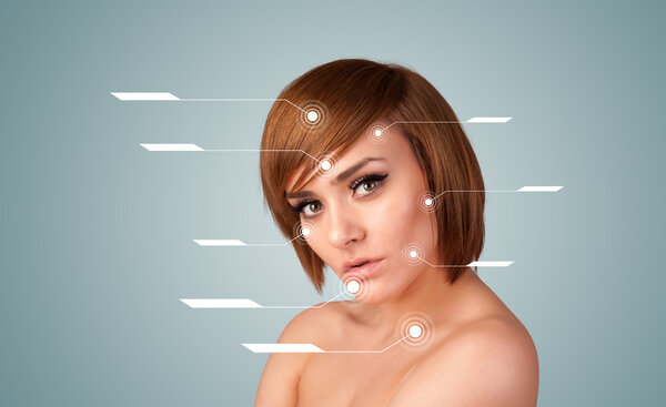 Молодая сексуальная девушка с современными стрелками для ухода за лицом
