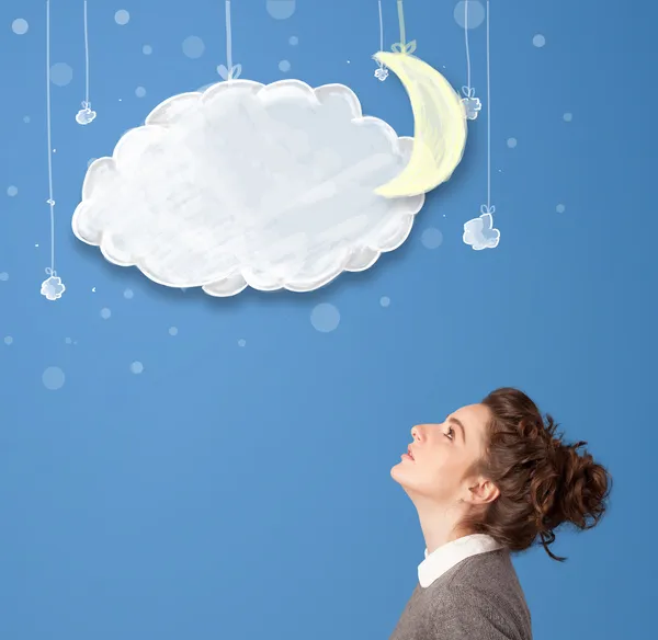 Девушка смотрит на мультяшные ночные облака с луной — стоковое фото