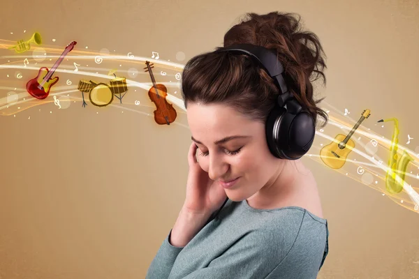 Mujer joven con auriculares escuchando música — Foto de Stock