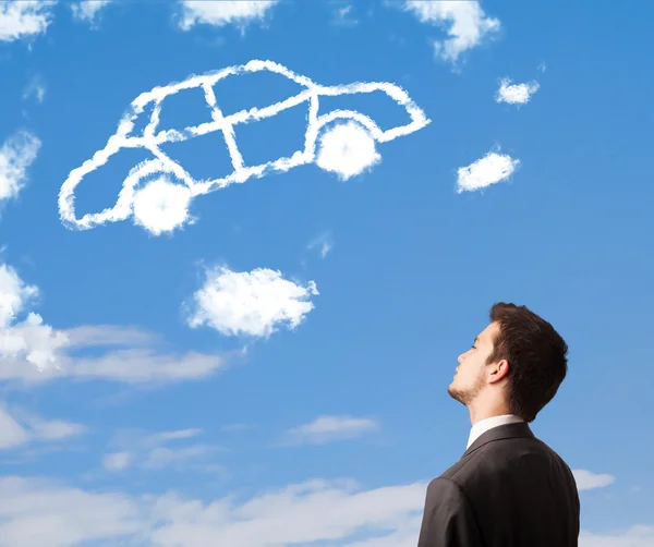 青い空に雲を車でハンサムな若い男 — ストック写真