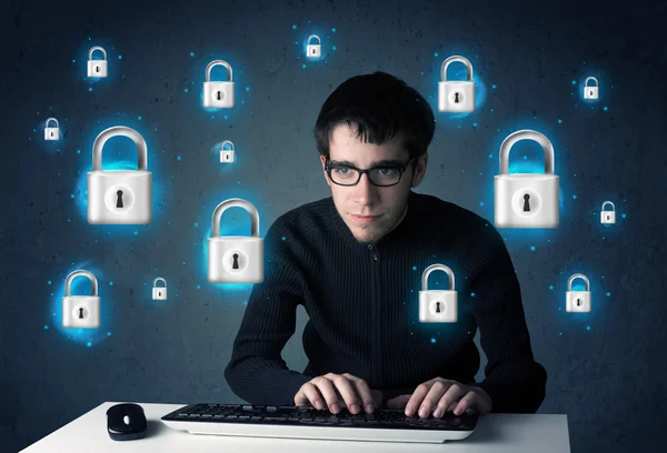 Молодой хакер с виртуальными символами блокировки и иконками — стоковое фото