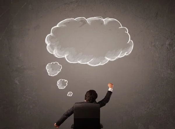 Επιχειρηματίας κάθεται με σύννεφο σκέψης πάνω από το κεφάλι του — Φωτογραφία Αρχείου