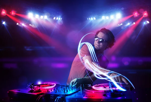 玩音乐与舞台上的光束影响的唱片骑师 — 图库照片