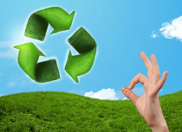 Glückliche Smiley-Finger schauen auf grünes Blatt-Recycling-Schild — Stockfoto