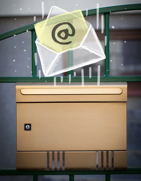 Obálka s e-mailovou značkou padající do poštovní schránky — Stock fotografie