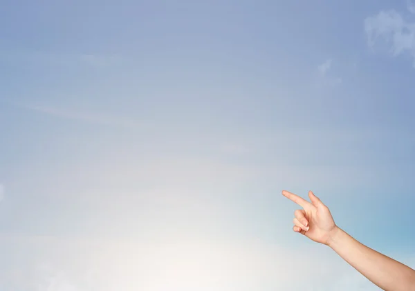 Mano apuntando al copyspace del cielo azul — Foto de Stock