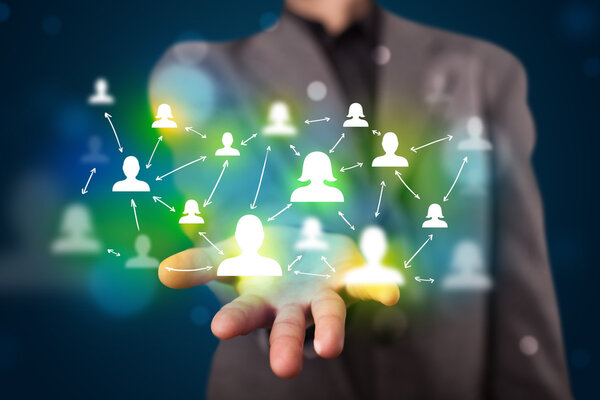 Молодой бизнесмен представляет современную технологию социальной сети ma
