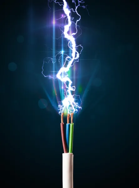 Cable eléctrico con relámpago de electricidad brillante — Foto de Stock