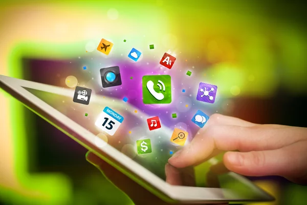 Pc tablet toccante mano, concetto di social network — Foto Stock