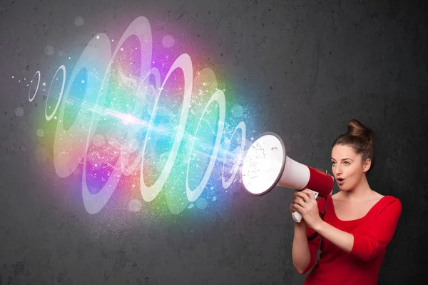 Jeune fille crie dans un haut-parleur et coloré faisceau d'énergie com — Photo
