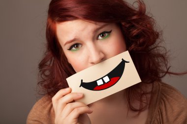 komik smiley ile kart tutan mutlu güzel kadın