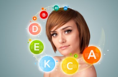 genç ve güzel kız ile renkli vitamin simgeler ve semboller