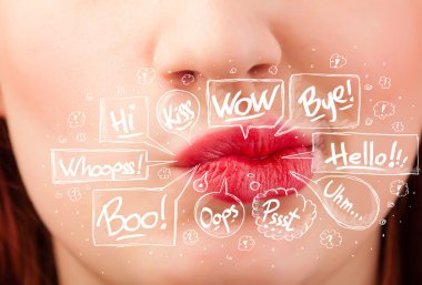 Beyaz baloncuklu güzel kırmızı dudaklar.