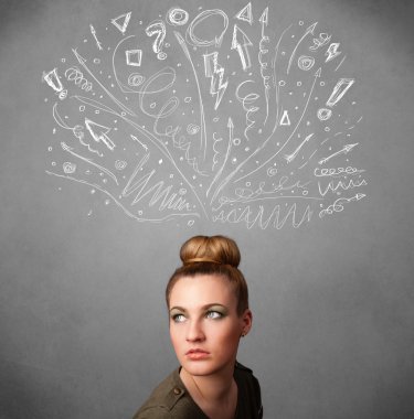 genç kadın başının üstünde kabataslak oklarla düşünme