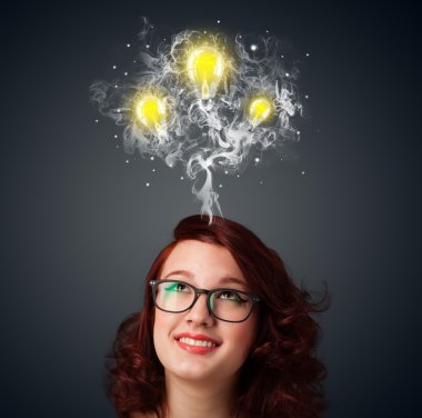 duman ve başının üstünde lightbulbs düşünceli kadınla