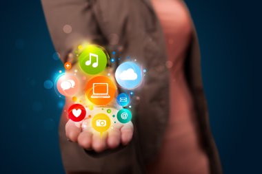 genç kadın renkli teknoloji simgeler ve semboller