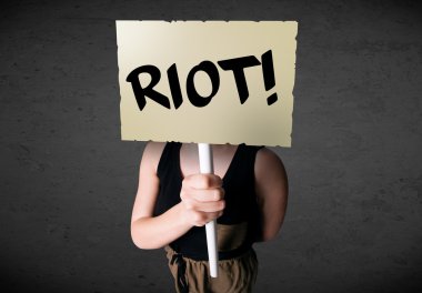 bir protesto işaret tutan genç kadın