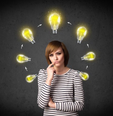 genç kadın başının etrafında dolaşım ampul ile düşünme