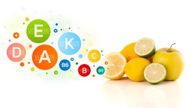 Renkli vitamin sembolleri ve simgeleri olan sağlıklı meyveler