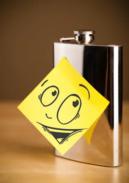 Post-it σημείωση με χαμογελαστό πρόσωπο επικολλάται σε φιάλη ισχίο — Φωτογραφία Αρχείου