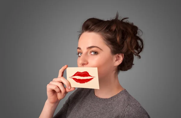 행복 한 예쁜 여자 키스 립스틱 마크와 함께 카드를 들고 — 스톡 사진