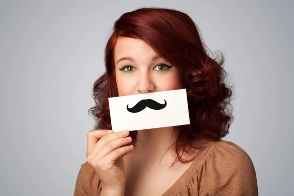 Glad söt flicka håller papper med mustasch ritning — Stockfoto