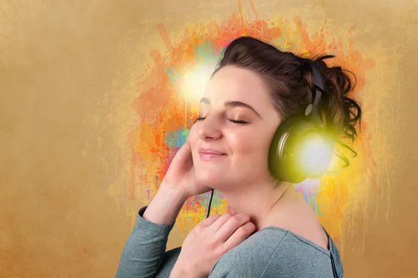 Mujer joven con auriculares escuchando música — Foto de Stock