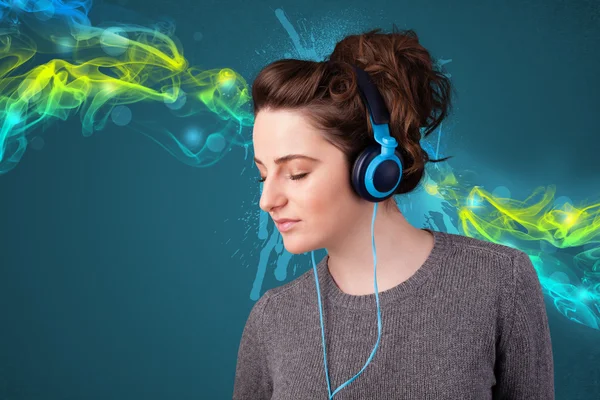 Young woman listening to music with headphones — Stock Photo, Image