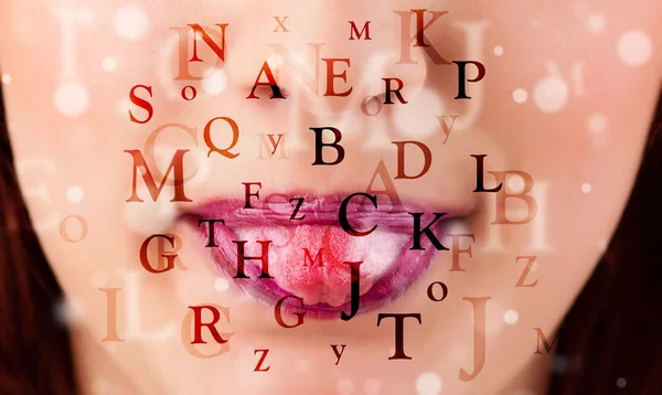 Mooi meisje lippen ademhaling lettertypen en tekens — Stockfoto