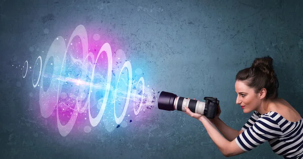 Fotógrafo chica haciendo fotos con haz de luz de gran alcance —  Fotos de Stock