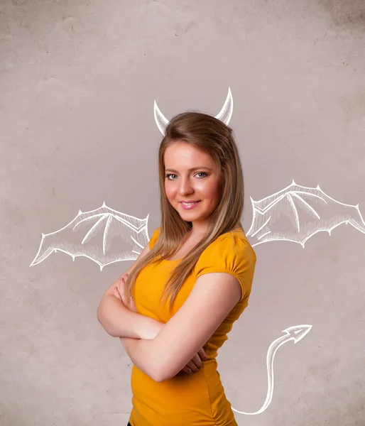 Junges Mädchen mit Teufelshörnern und Flügeln — Stockfoto