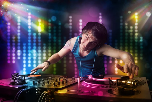 Dj tocando canciones en una discoteca con espectáculo de luz —  Fotos de Stock
