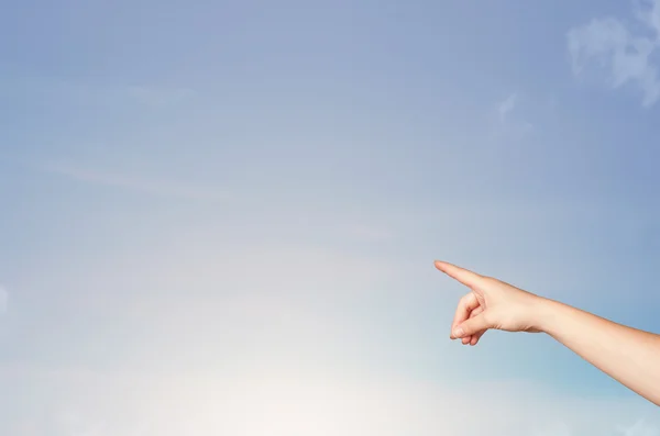 Mano puntando al cielo blu copyspace — Foto Stock