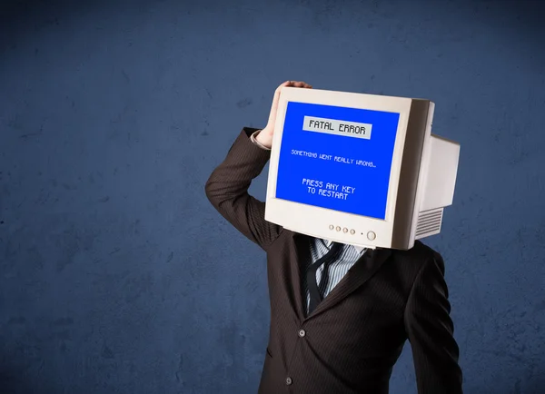 Человек с головкой монитора и фатальной ошибкой синий экран на ди — стоковое фото