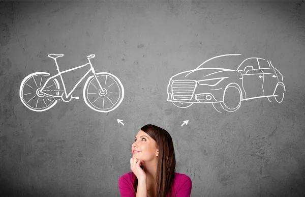 Mujer haciendo una elección entre bicicleta y coche —  Fotos de Stock