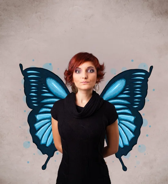 Chica joven con la ilustración azul mariposa en la parte posterior — Foto de Stock